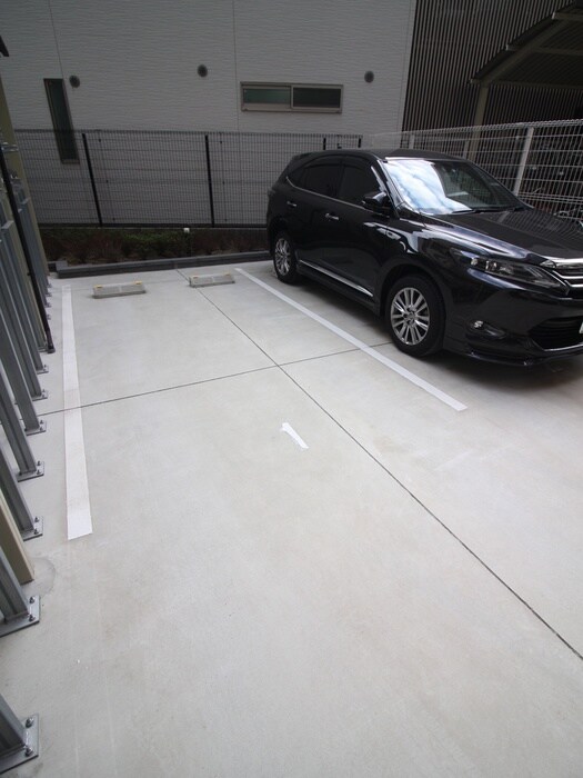 物件外観写真5　(駐車場)