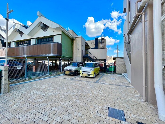 物件外観写真2　(駐車場)