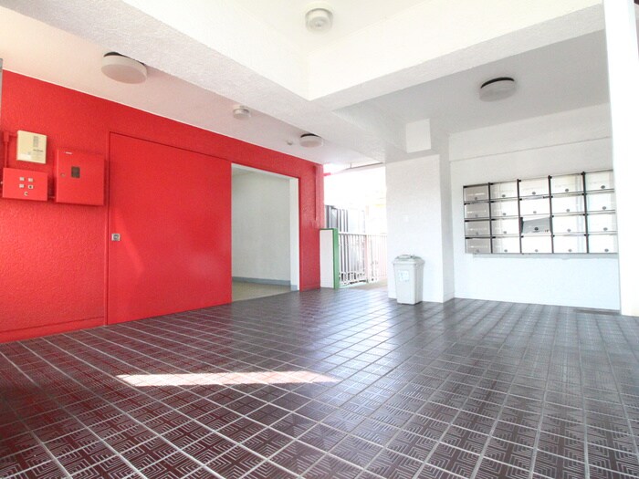 物件外観写真2　(エントランス部分)