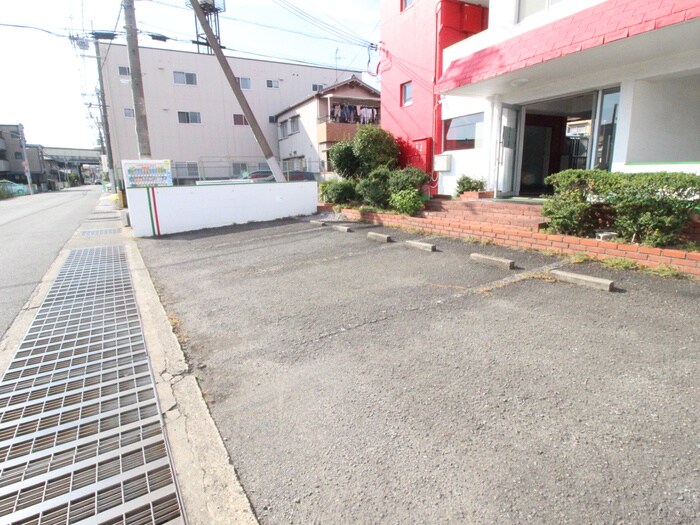 物件外観写真3　(駐車場)