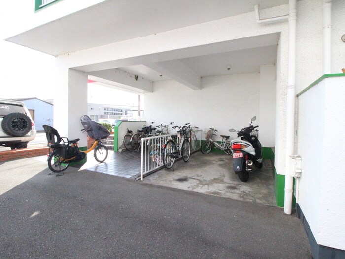 物件外観写真4　(駐輪場)