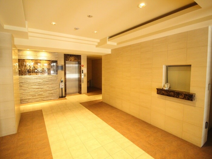 物件外観写真4　(エントランス部分)