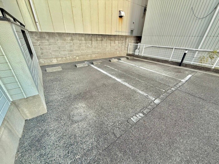 物件外観写真4　(駐車場)