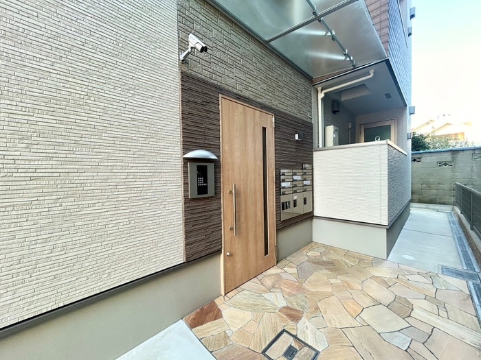 物件外観写真2　(エントランス部分)