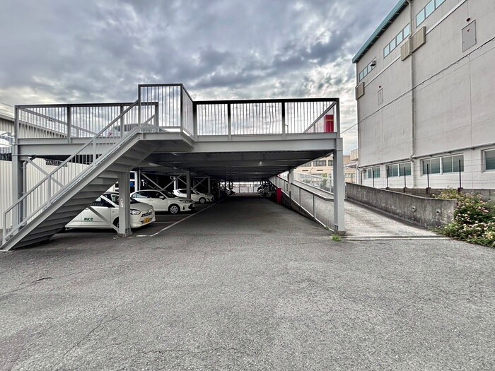 物件外観写真4　(駐車場)