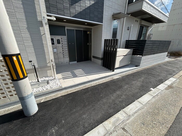 物件外観写真4　(エントランス部分)