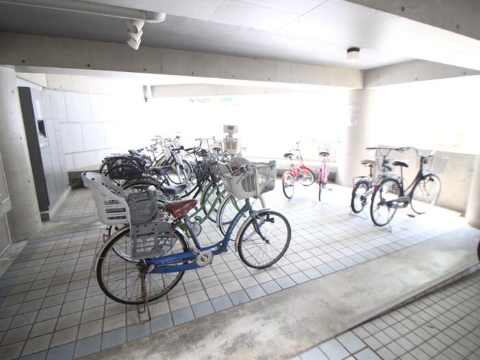 物件外観写真4　(駐輪場)