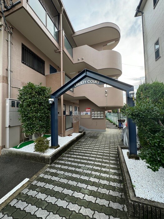 物件外観写真2　(エントランス部分)