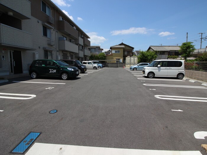 物件外観写真3　(駐車場)