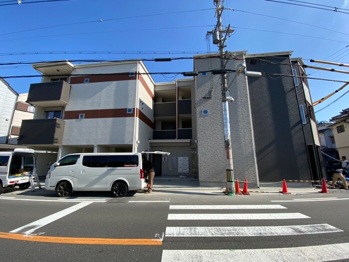 物件外観写真3　(エントランス部分)