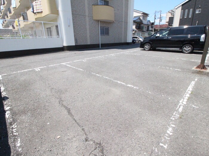 物件外観写真2　(駐車場)