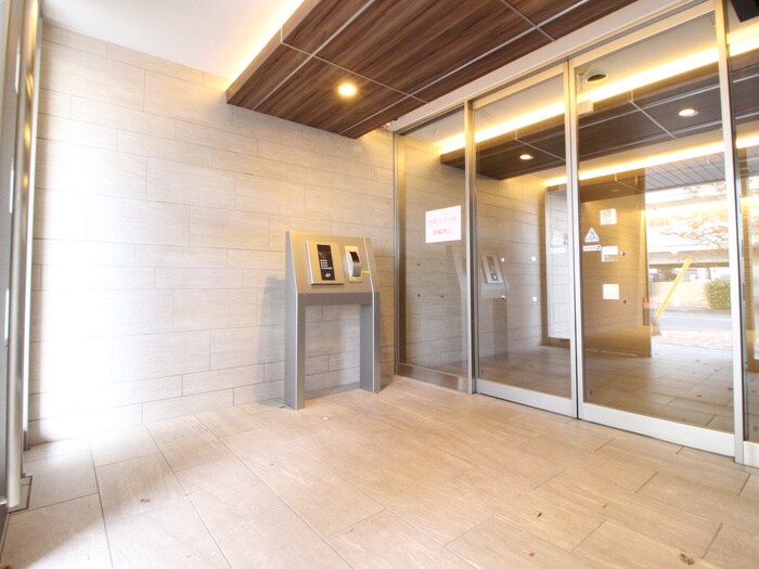 物件外観写真3　(エントランス部分)