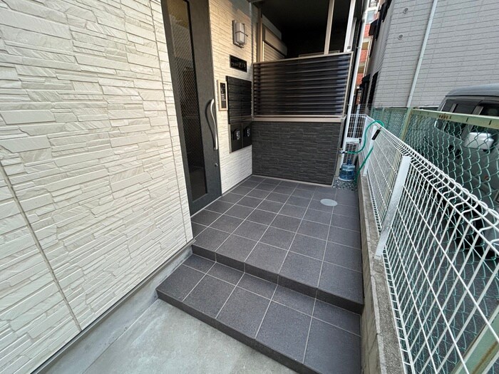 物件外観写真2　(エントランス部分)