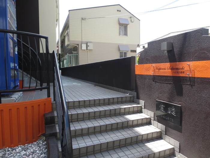 物件外観写真3　(エントランス部分)