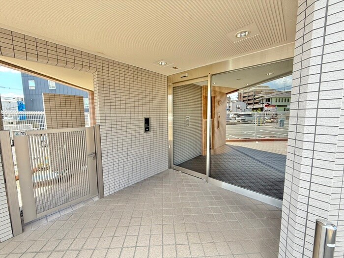 物件外観写真3　(エントランス部分)