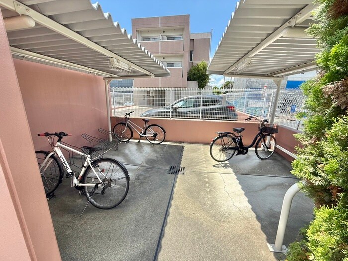 物件外観写真4　(駐輪場)
