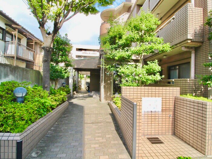 物件外観写真3　(エントランス部分)