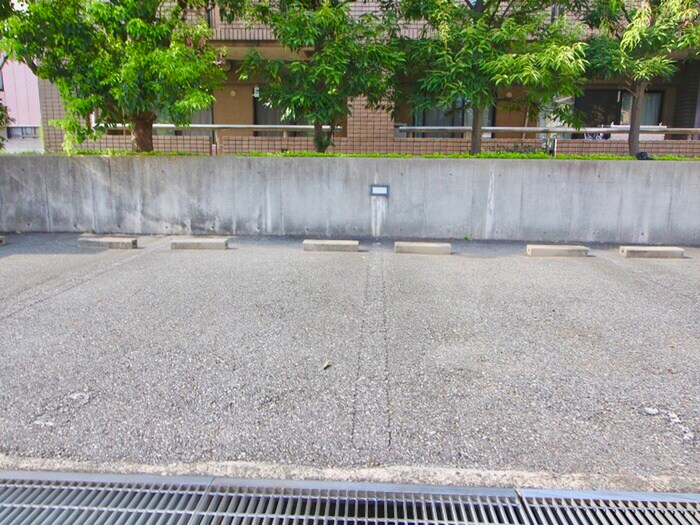 物件外観写真6　(駐車場)