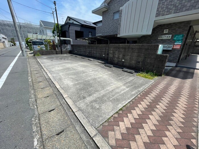 物件外観写真4　(駐車場)