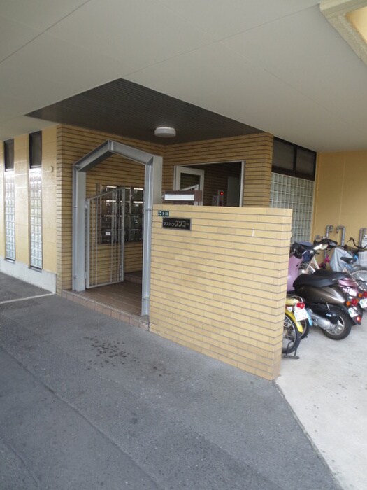 物件外観写真6　(エントランス部分)