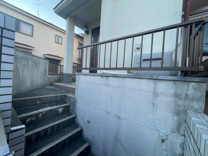 物件外観写真5　(エントランス部分)