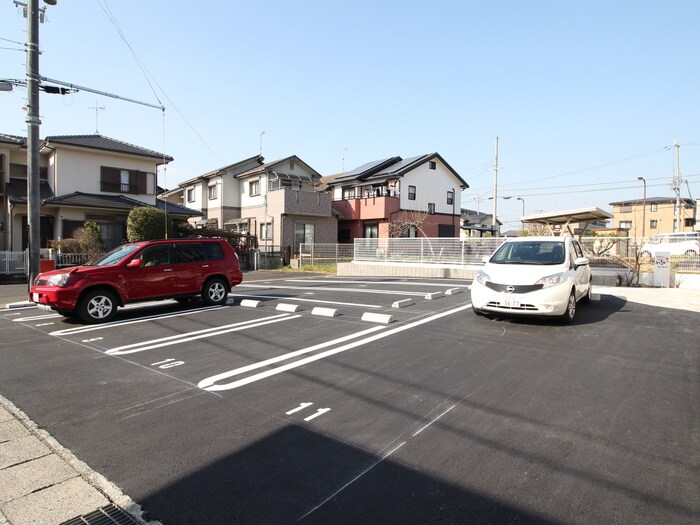 物件外観写真3　(駐車場)