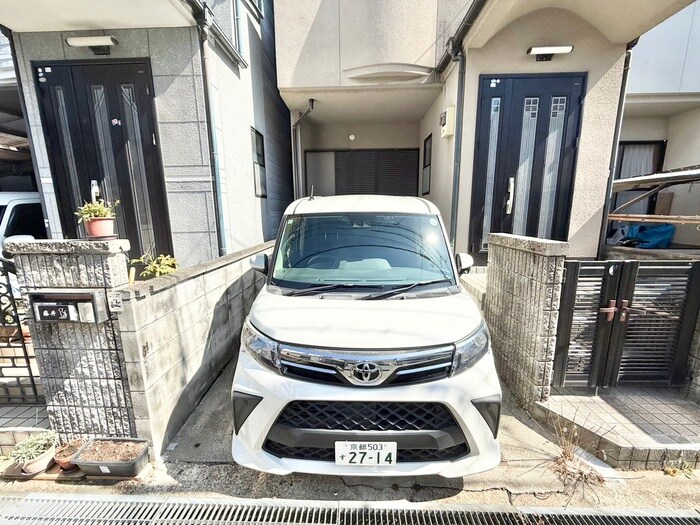 物件外観写真4　(駐車場)