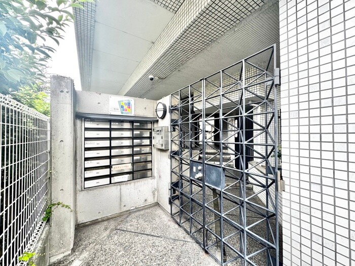 物件外観写真2　(エントランス部分)