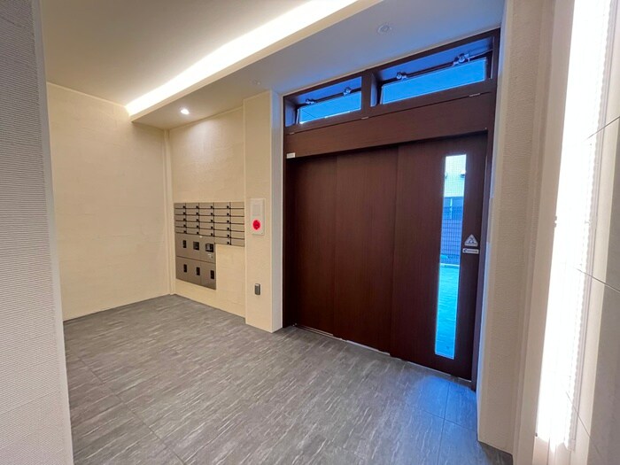 物件外観写真3　(エントランス部分)