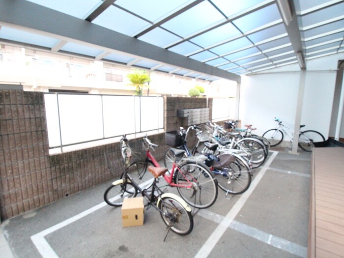 物件外観写真4　(駐輪場)