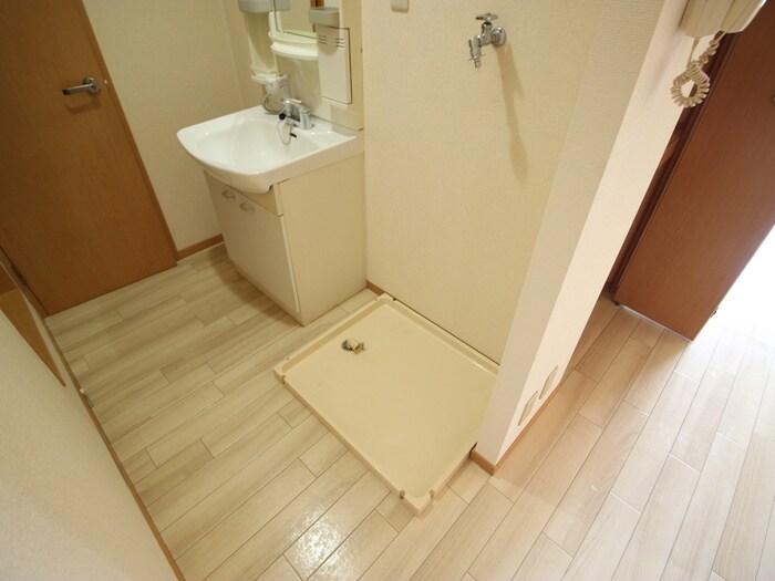 物件内観写真6　(洗濯機置場)