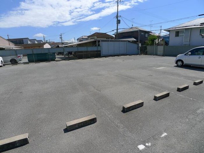 物件外観写真5　(駐車場)