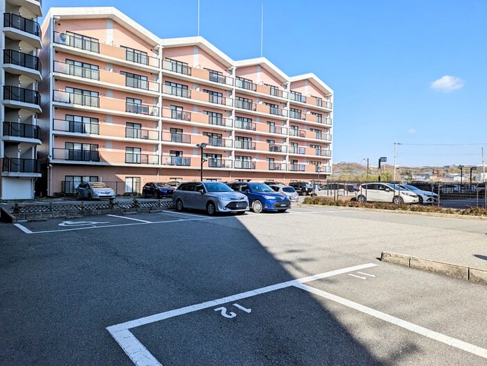 物件外観写真4　(駐車場)