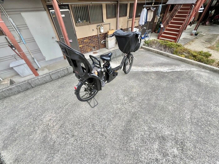 物件外観写真2　(バイク置き場)