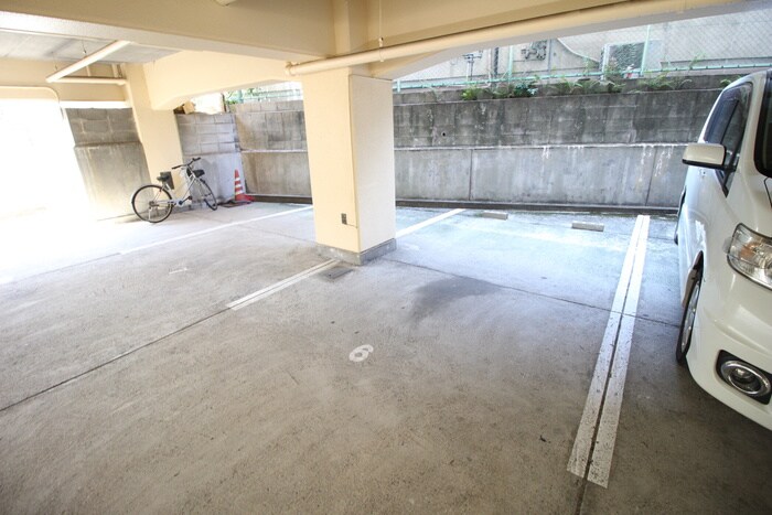 物件外観写真3　(駐車場)