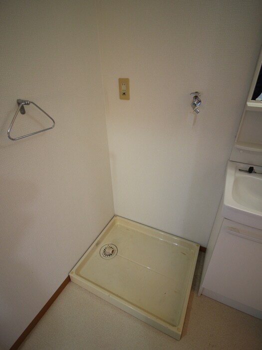 物件内観写真12　(洗濯機置場)