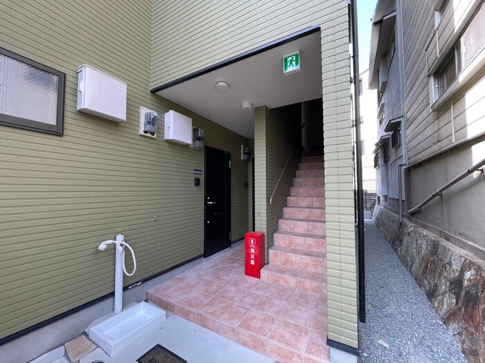 物件外観写真2　(エントランス部分)