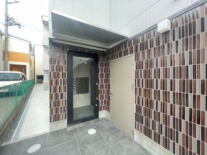 物件外観写真2　(エントランス部分)