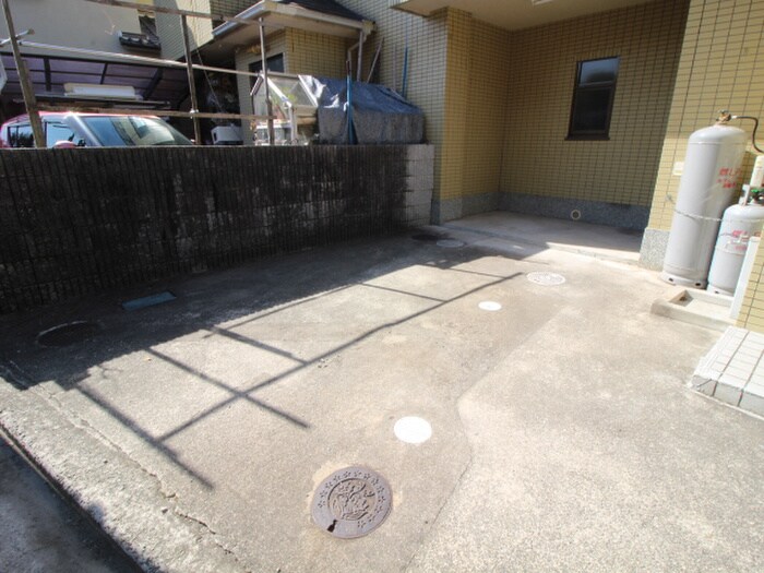 物件外観写真2　(駐車場)