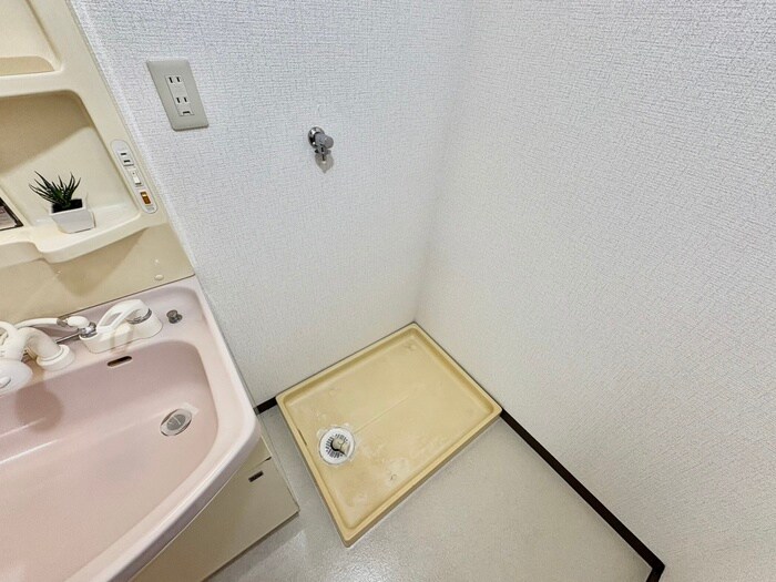 物件内観写真6　(洗濯機置場)