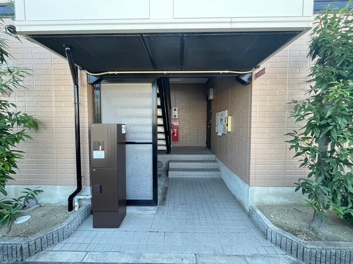 物件外観写真3　(エントランス部分)