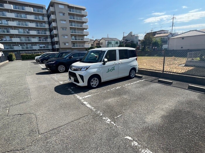 物件外観写真5　(駐車場)