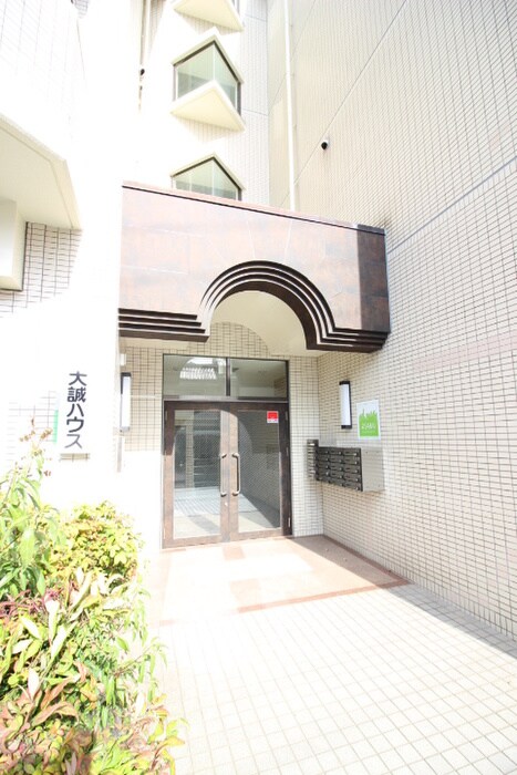 物件外観写真2　(エントランス部分)