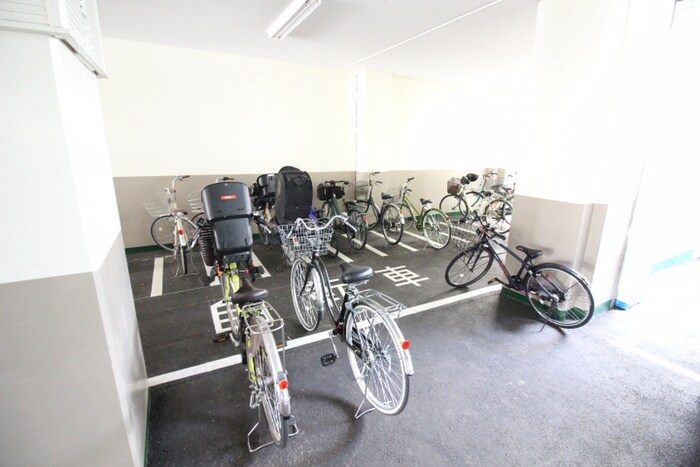 物件外観写真4　(駐輪場)