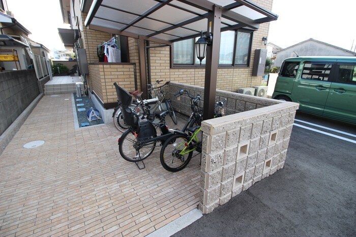 物件外観写真4　(駐輪場)