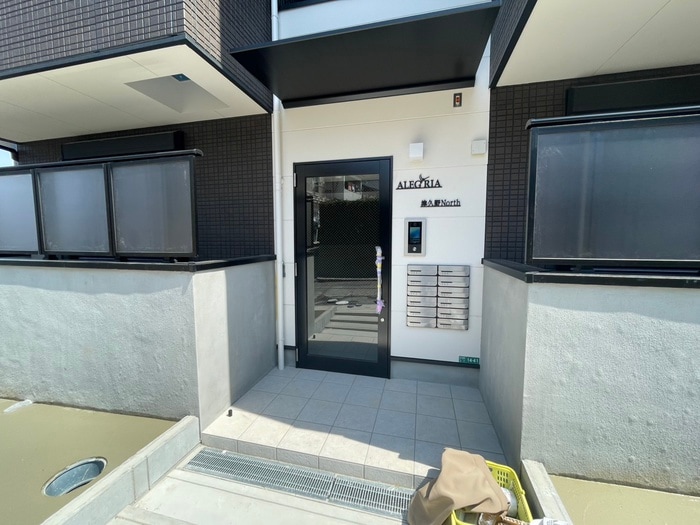 物件外観写真2　(エントランス部分)