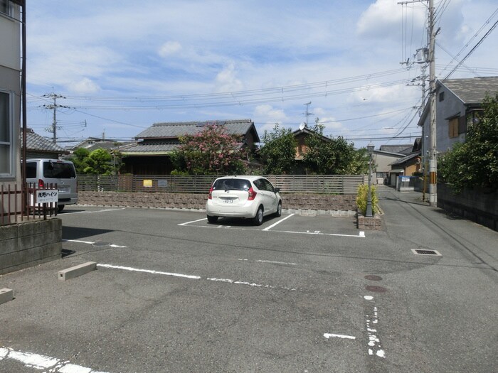 物件外観写真3　(駐車場)