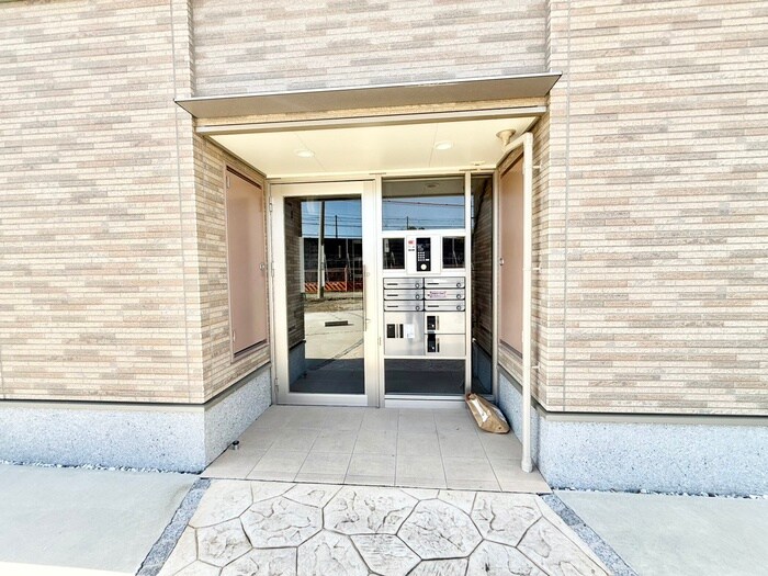 物件外観写真3　(エントランス部分)