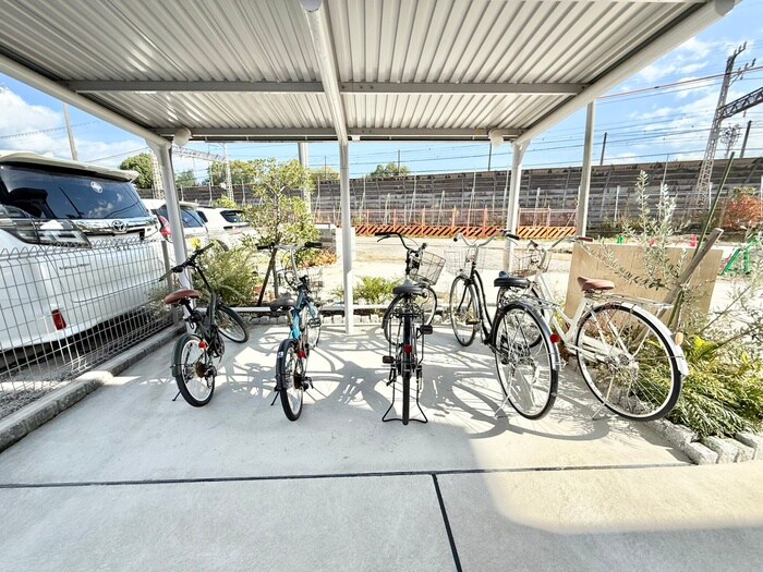 物件外観写真4　(駐輪場)