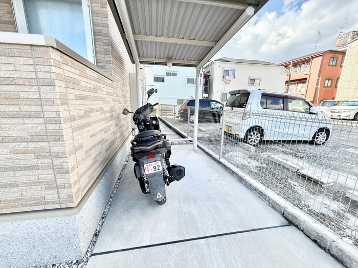 物件外観写真5　(バイク置き場)